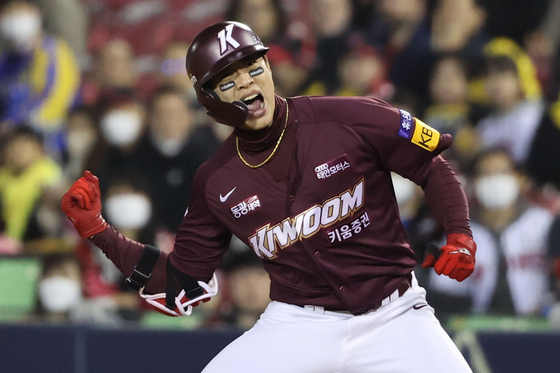 Song Sung-moon celebrates after hitting an RBI at the top of the second inning in Game 2 of the second round of the KBO playoffs against the LG Twins and Jamsil Baseball Stadium in southern Seoul on Tuesday.  [YONHAP]