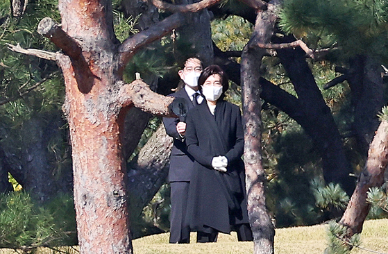 Samsung Electronics Vice Chairman Lee Jae-yong, left, and his mother Hong Ra-hee are seen attending a memorial ceremony for the late Samsung Electronics Chairman Lee Kun-hee at a family burial site in Suwon, Gyeonggi on Tuesday. [YONHAP]