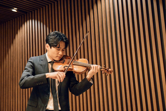 Violinist Yang In-mo plays his violin during a press conference held on Thursday at the Lotte Concert Hall in southern Seoul. [LOTTE CONCERT HALL]