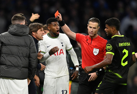 Tottenham Hotspur manager Antonio Conte is shown a red card by referee Danny Makkelie [REUTERS/YONHAP]