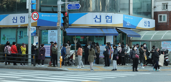 People line up in front of a bank in Gwanak District, southern Seoul, on Thursday to sign up for installment savings with a 10 percent annual interest rate. [YONHAP]