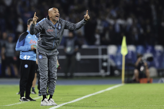 Napoli coach Luciano Spalletti gives instructions during a Champions League Group A match between Napoli and Rangers at Diego Armando Maradona stadium in Naples, Italy on Wednesday.  [AP/YONHAP]