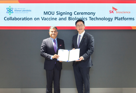Raman Rao, left, CEO of Hilleman Laboratories, and Ahn Jae-yong, CEO of SK bioscience, take a photo after signing an MOU to co-develop vaccines for less developed countries. [SK BIOSCIENCE]
