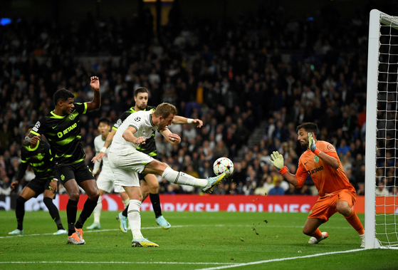 Tottenham Hotspur's Harry Kane scores a goal that was later ruled offside during a Champions League game against Sporting at Tottenham Hotspur Stadium in London on Wednesday. [REUTERSYONHAP]