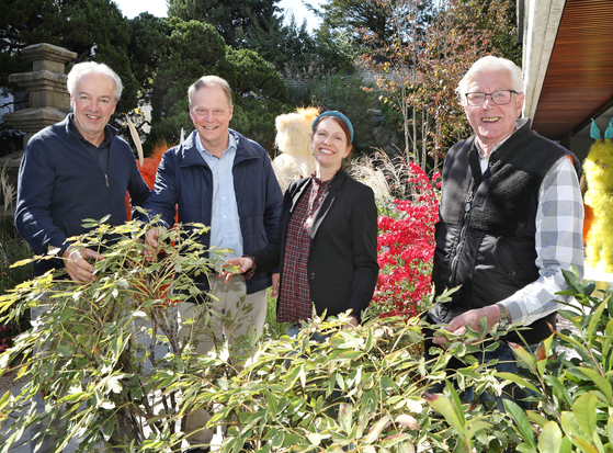 From left, Bart Hoes, Cassian Schmidt, Laura Fernald Ekasetya and Piet Oudolf at the Osulloc tea house in the Bukchon area of Jongno District, central Seoul, on Monday. [PARK SANG-MOON]