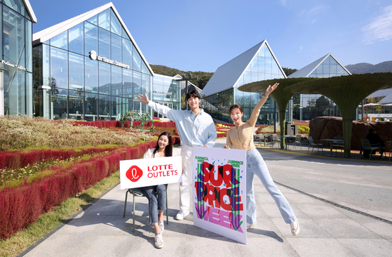 Models pose for a promotional photo for "Surprice Week," a special sale event by Lotte Outlet, at the Lotte Premium Outlet Time Villas branch in Uiwang, Gyeonggi, on Thursday. [LOTTE OUTLET]
