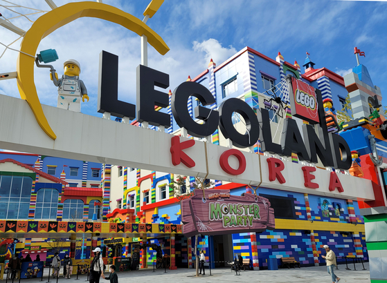 Entrance of the troubled Legoland in Chuncheon, Gangwon, on Monday. The government on Sunday announced a 50-trillion-won liquidity program to stabilize the bond market, unsettled by the default of debt related to the amusement park. [YONHAP]