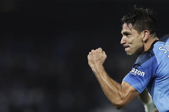 Napoli's Giovanni Simeone celebrates after scoring the opening goal during a Champions League Group A match against Glasgow at Diego Armando Maradona stadium in Naples, Italy on Wednesday.  [AP/YONHAP]