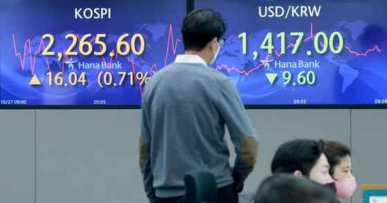 Electronic display boards at Hana Bank in central Seoul show stock and foreign exchange markets Thursday morning. [YONHAP]