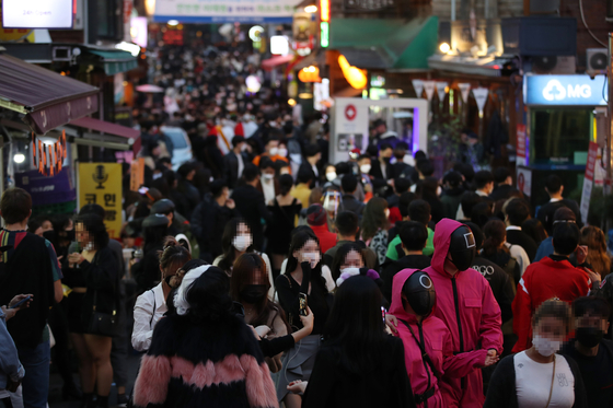 A street in Itaewon, central Seoul, is crowded with people on Halloween Day, Oct. 31, 2021. [YONHAP]