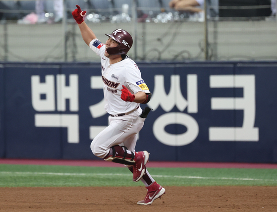 Kiwoom Heroes outfielder Im Ji-yeol runs the bases after hitting a come-from-behind two-run home run to give the Heroes the lead over the LG Twins in Game 3 of the second round of KBO playoffs at Gocheok Sky Dome in western Seoul on Thursday. The Heroes won the game 6-4, taking a 2-1 lead in the series. The Twins need to win Game 4 on Friday to avoid elimination.  [YONHAP]