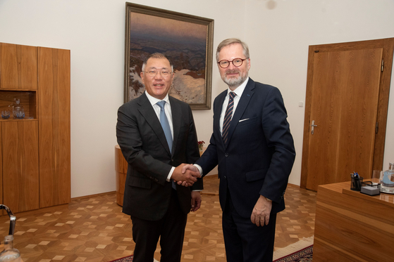 Hyundai Motor Group Executive Chair Euisun Chung, left, shakes hands with Petr Fiala, prime minister of the Czech Republic, on Oct. 27 after their meeting held in Prague. [HYUNDAI MOTOR]