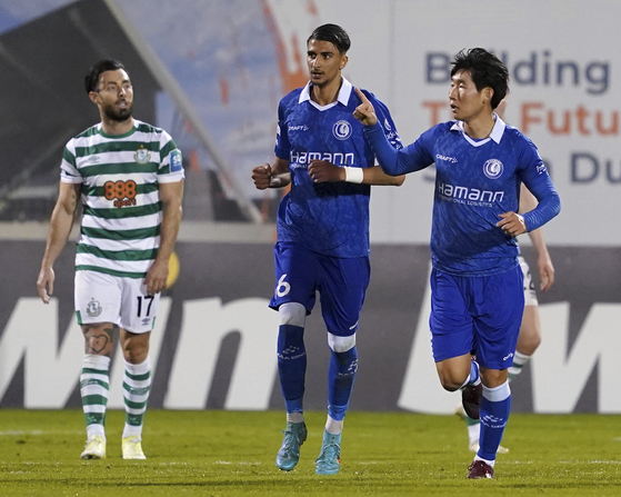 Ghent's Honh Hyun-seok, right, celebrates after scoring a crucial equalizer during a Europa Conference League Group F match between Shamrock Rovers and K.A.A. Gent at Tallaght Stadium in Dublin on Thursday.  [AP/YONHAP]