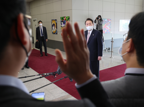 President Yoon Suk-yeol takes questions from reporters as he arrives at the presidential office in Seoul on Oct. 28. [YONHAP]