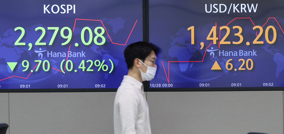 Electronic display boards at Hana Bank in central Seoul show stock and foreign exchange markets Friday morning. [YONHAP]