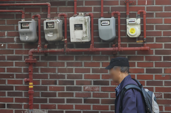 Gas meters on the side of a low-rise residential building in Seoul.  The government announced that until end of March the duties on imported LPG and LNG will be lifted to ease the burden on utility bills, especially low-income households that relies on the gas for heat during winter. [YONHAP]