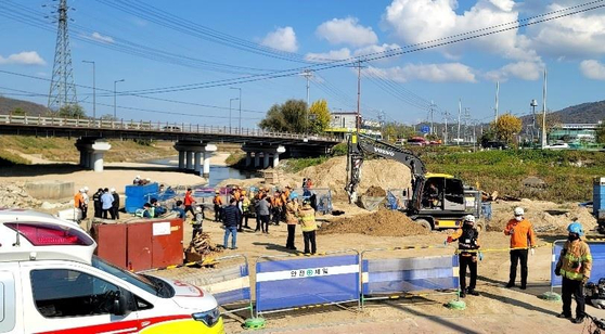 The ground at a sewage pipe reinforcement site in the city of Yangju collapsed, leaving one person dead on Friday morning. [YONHAP]