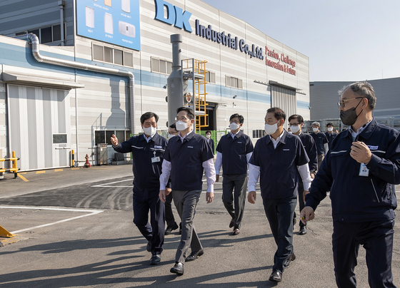 Samsung Electronics Chairman Lee Jae-yong, second from left, looks around a factory of DK, Samsung's home appliance parts supplier for 28 years, in Gwangju, Friday. [SAMSUNG ELECTRONICS]