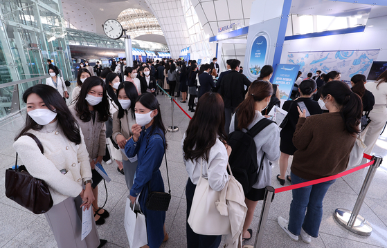 Applicants attend a job fair for the aviation industry at Incheon International Airport’s Terminal 1 on Thursday. The aviation industry is showing a strong recovery as Covid-19 restrictions have been lifted and borders open up. However, young people are struggling to find jobs as major conglomerates are hiring experienced workers. [YONHAP]