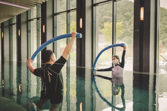 An squa excercise program is offered at Park Roche Resort and Wellness in Jeongseon County, Gangwon. [PARK ROCHE RESORT AND WELLNESS] 