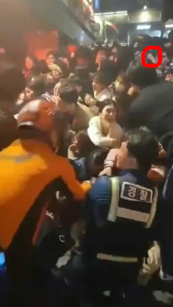 A photo uploaded to a Chinese survivor's Weibo account shows her position, marked by the red circle, within the crowd crush that occurred in the alley next to the Hamilton Hotel in Yongsan District, central Seoul, on Saturday night. [SCREEN CAPTURE]