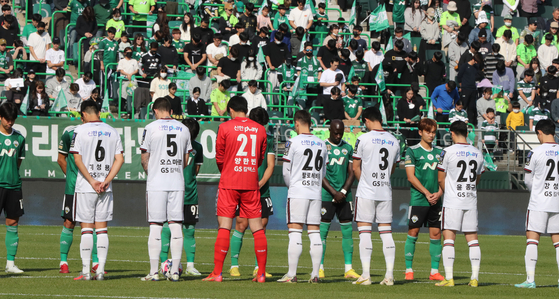 Jeonbuk Hyundai Motors and FC Seoul players observe a minute's silence in tribute to the victims of the Itaewon disaster before playing the second leg of the FA Cup finals on Sunday at Jeonju World Cup stadium in Jeonju, North Jeolla. [YONHAP]