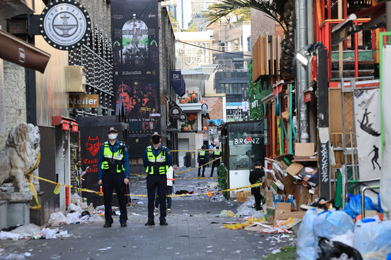 Streets of Itaewon, central Seoul, are kept off-limits by police on Sunday afternoon after a stampede took lives of at least 153 people on Saturday night. [YONHAP]