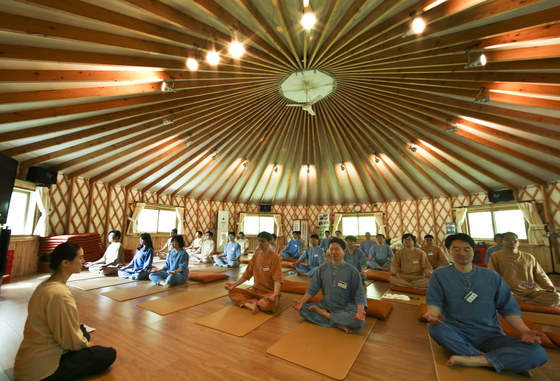 Visitors at Healience Seonmaeul participate in a meditation program. [HEALIENCE SEONMAEUL] 
