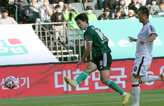  Jeonbuk Hyundai Motors's Cho Gue-sung, left, shoots to score the club's third goal in a 3-1 victory over FC Seoul on Sunday in the second leg of the FA Cup finals. Jeonbuk beat FC Seoul to the trophy on an aggregate score of 5-3. [YONHAP]