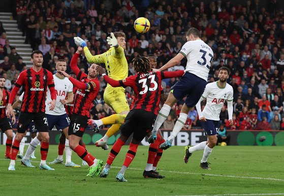 Tottenham Hotspur's Ben Davies, second from right, heads in the London club's second goal during a game against Bournemouth in Bournemouth, England on Saturday.  [REUTERS/YONHAP]