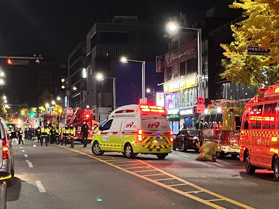 Police officers and first responders patrol the main street in Itaewon, Yongsan District, central Seoul in the early morning hours of Sunday, after a stampede killed nearly 150 people during Halloween celebrations in the neighborhood. [LEE HO-JEONG]