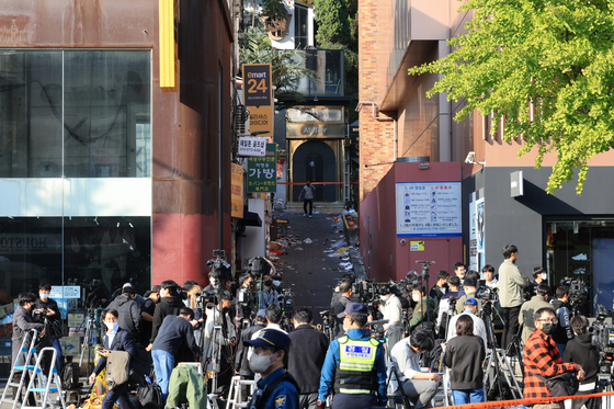 The 4-meter (13-foot) wide alley, as narrow as 3.2 meters in some parts, of central Seoul’s Itaewon where many of the 153 people lost their lives [YONHAP]