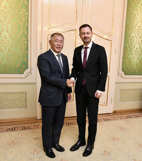 Euisun Chung, executive chair of Hyundai Motor Group, left, meets with Eduard Heger, the Prime Minister of Slovakia, to ask for his support for Busan’s bid to host the World Expo 2030 on Friday. [HYUNDAI MOTOR]