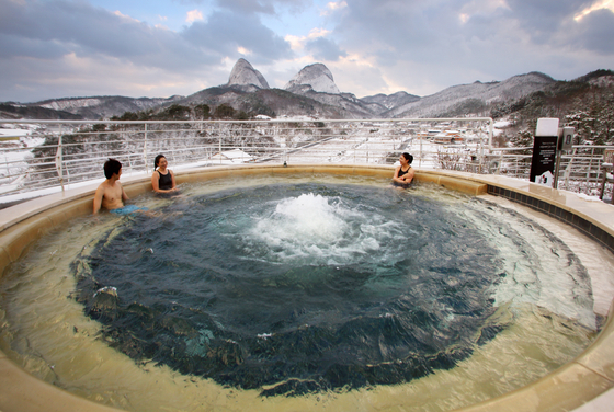 Visitors enjoy a ginseng spa at the Jinan Red Ginseng Spa resort in Jinan County, North Jeolla. [JINAN COUNTY]