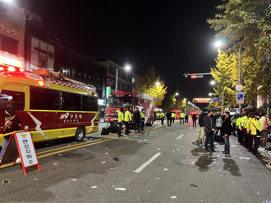 Ambulances and fire trucks are stationed on the main street in Itaewon. [LEE HO-JEONG]