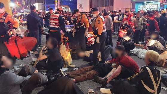 People are treated on the street by emergency services. [KIM NAM-YOUNG]