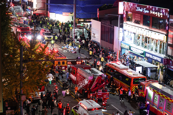 Fire engines and emergency vehicles respond to incident in Itaewon. [YONHAP]
