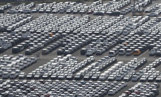 A port in Ulsan, packed with cars set to be exported on Sept. 16 [YONHAP]