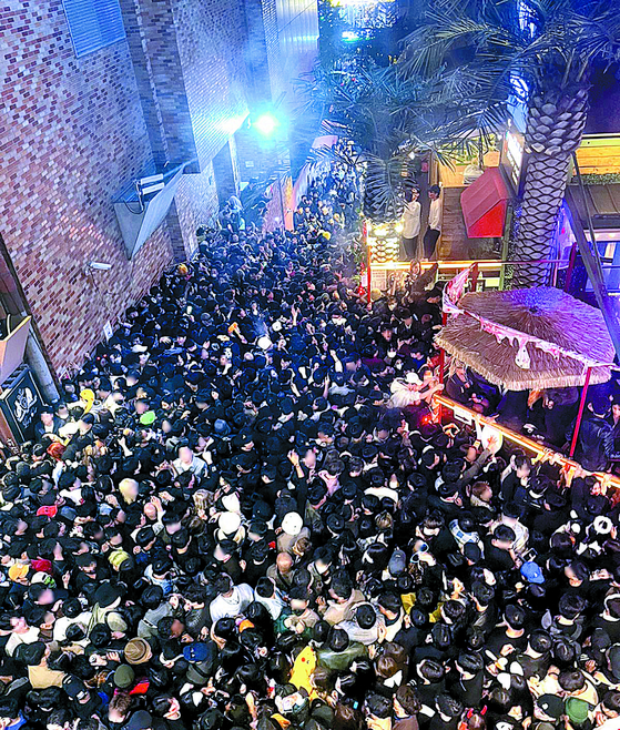 An alley just before a crowd surge in Seoul's Itaewon district [YONHAP]