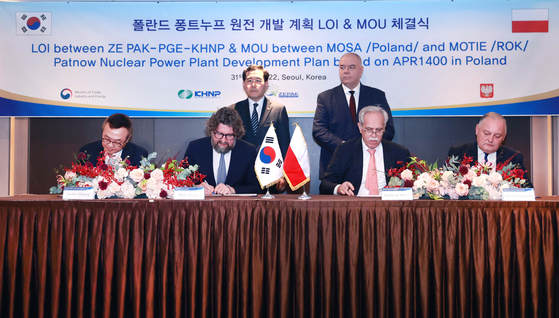 From left, Whang Joo-ho, Korea Hydro Nuclear Power president, Zygmunt Solorz, ZE PAK chairman, Piotr Wozny, ZE PAK CEO and Wojciech Dabrowski, PGE Polska Grupa Energetyczna president, signs a letter of intent regarding the development of Patnow nuclear power plant in Seoul on Monday. [MINISTRY OF TRADE, INDUSTRY AND ENERGY] 