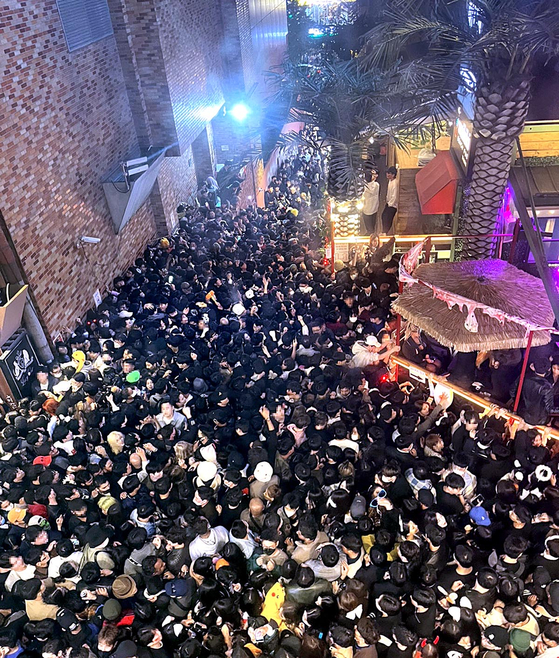 A picture taken of people in a narrow alleyway near the Hamilton Hotel in Itaewon, Yongsan District, central Seoul, Saturday night before a deadly crush occurred. [YONHAP]