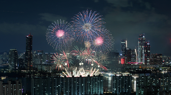 The International Fireworks Festival was held on Oct. 8. [NEWS1]