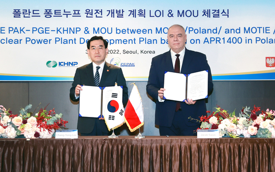 Minister of Trade, Industry and Energy Lee Chang-yang and Jacek Sasin, Minister of State Assets sign a memorandum of understanding on cooperation between the two countries on nuclear energy development in Seoul on Monday. [YMJNISTRY OF TRADE, INDUSTRY AND ENERGY]
