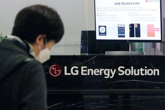 An employee at the LG Energy Solution's headquarters office in Yeongdeunpo District, western Seoul [NEWS1]