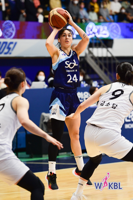 Shinhan Bank's Kim Sonia tries a shot against the Cheongju KB Stars on Sunday during their first WKBL match of the season at Dowon Stadium in Incheon. [WKBL]