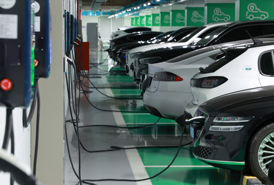 Electric vehicles (EVs) are being charged at a parking lot in Gangnam District, southern Seoul. Korea sold a total of 13,993 electric vehicles in September, an all-time high monthly figure, according to the Korea Automobile Manufacturers Association. [YONHAP]