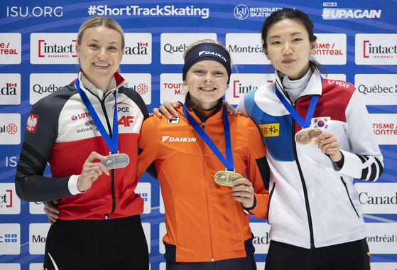 From right: Shim Suk-hee, Xandra Velzeboer of the Netherlands and Natalia Maliszewska of Poland hold up their medals following the 500-meter final at the ISU World Cup Short Track Speed Skating event in Montreal on Sunday. [AP/YONHAP]
