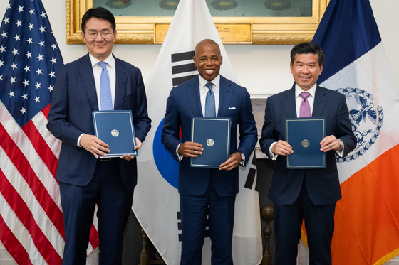 From left: Hanjin Group CEO Walter Cho; New York City Mayor Eric Adams and Chairman and CEO of Amcham James Kim at a ceremony that saw the three organizations sign an MOU to assist SMEs and M/WBEs on Oct. 11 at New York City Hall. [KOREAN AIR]