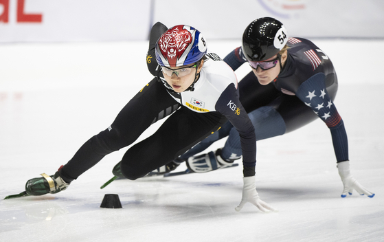 Shim Suk-hee, left, takes a turn ahead of Corinne Stoddard of the United States, during the 1000-meter semifinal race at the ISU World Cup Short Track Speed Skating event in Montreal on Saturday. [AP/YONHAP]