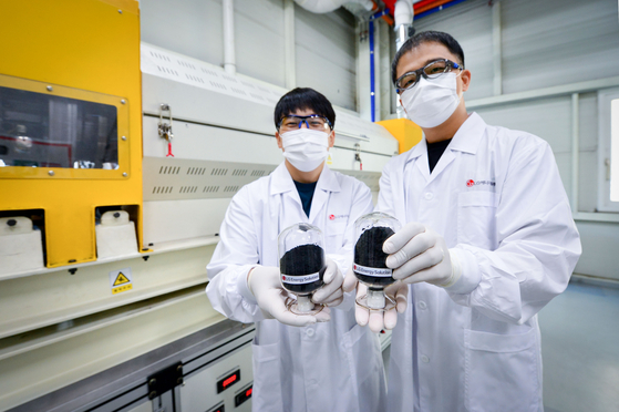Researchers at LG Energy Solution’s Daejeon research center recycle used electrodes into cathode active material. [LG ENERGY SOLUTION]
